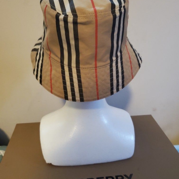 Burberry reversible bucket hat - Picture 3 of 12